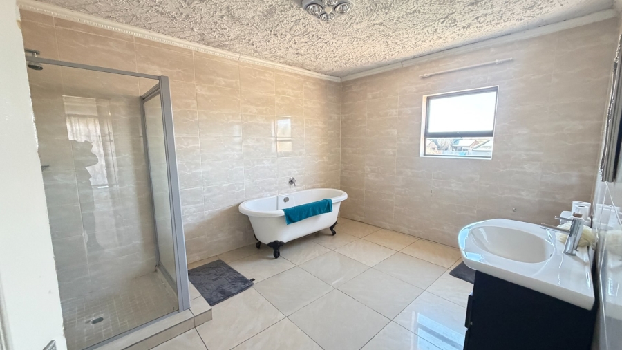 5 Bedroom Property for Sale in Grimbeeck Park North West